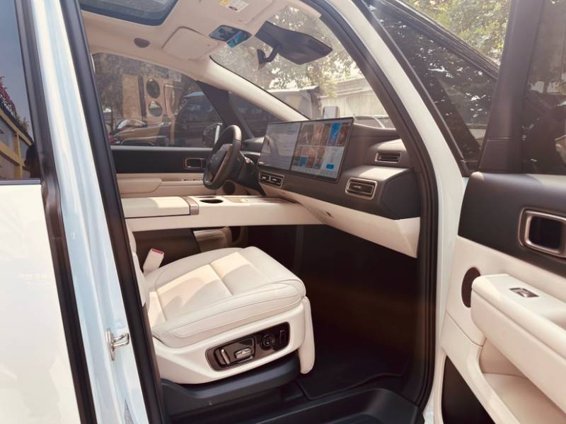 Used Li Auto MEGA 2025 Home Family Special Edition — 16