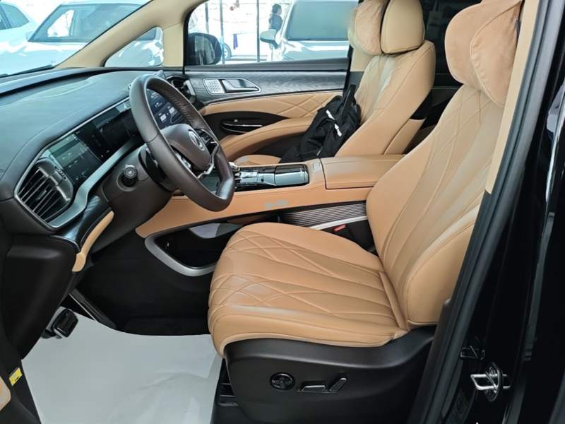 Used Denza D9 2025 Model DM-i Two-Wheel Drive Prestige Edition — 14