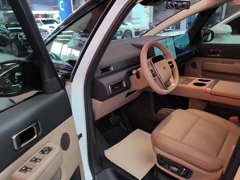 Used Li Auto MEGA 2025 Home Family Special Edition — 15