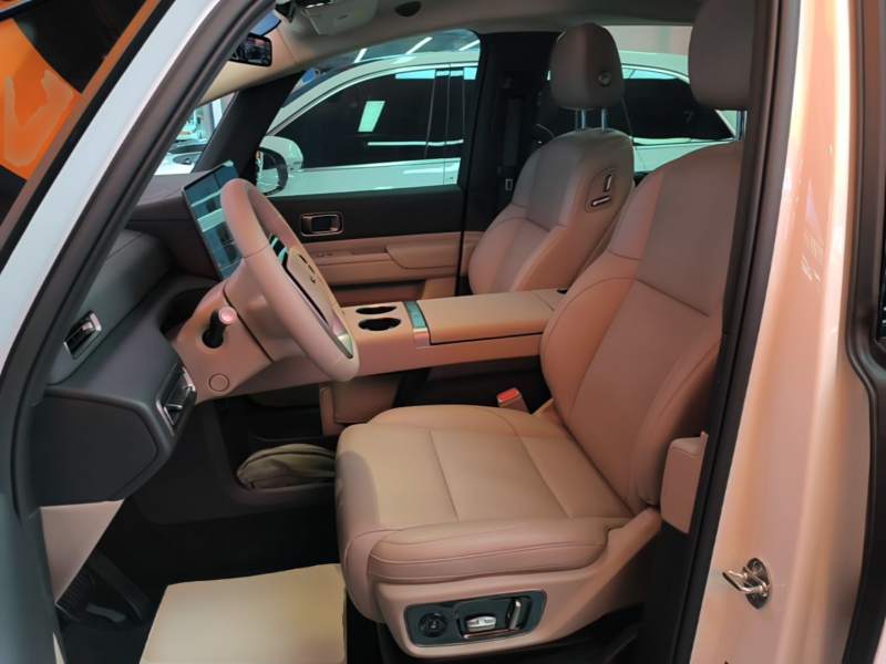 Used Li Auto MEGA 2025 Home Family Special Edition — 14