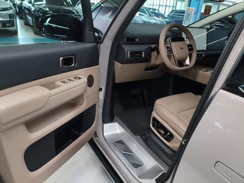 Used Li Auto MEGA 2025 Home Family Special Edition — 15
