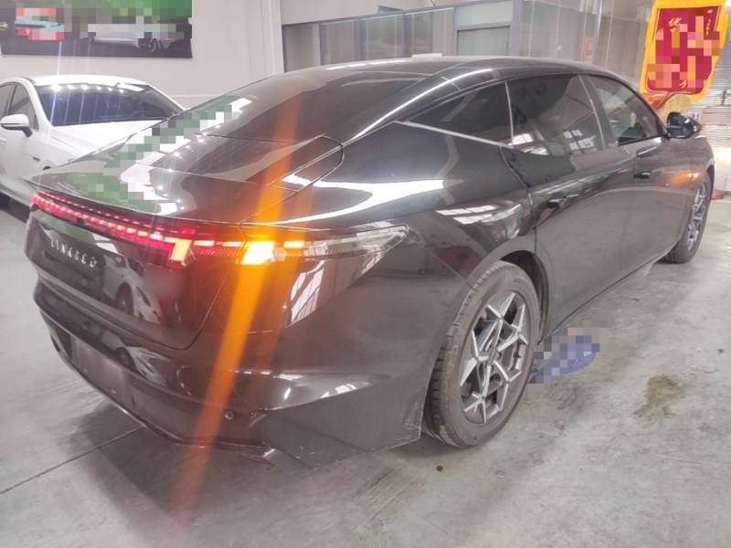 Used Lynk & Co Z10 2025 95 kWh 766 km Range Rear-Wheel Drive Max — 6