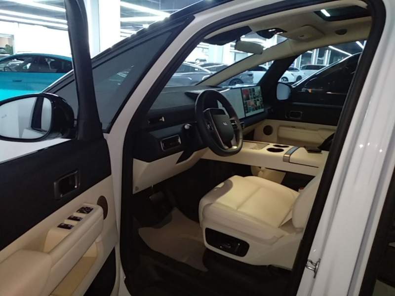 Used Li Auto MEGA 2025 Home Family Special Edition — 14
