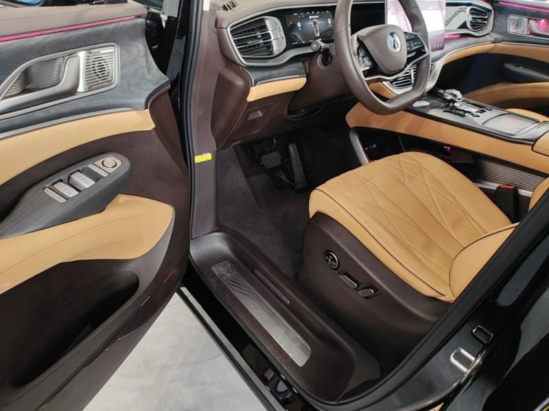 Used Denza D9 2024 DM-i 1050 Luxury Model — 15