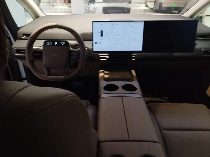 Used Li Auto MEGA 2025 Ultra Smart Refreshed Edition — 9