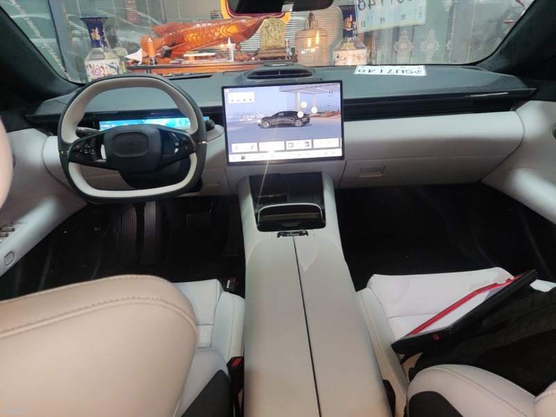 Used Lynk & Co Z10 2025 95 kWh 766 km Range Rear-Wheel Drive Max — 9
