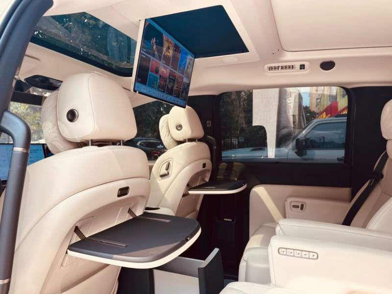 Used Li Auto MEGA 2025 Home Family Special Edition — 13