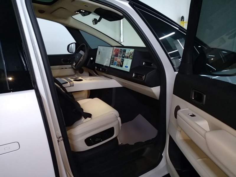 Used Li Auto MEGA 2025 Home Family Special Edition — 24