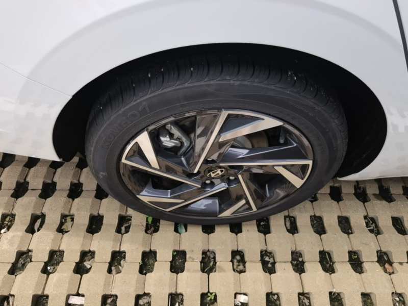 Used Hyundai Elantra 2023 1.5L CVT LUX Prestige Edition — 25