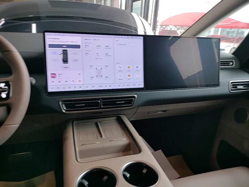 Used Li Auto MEGA 2025 Ultra Smart Refreshed Edition — 12