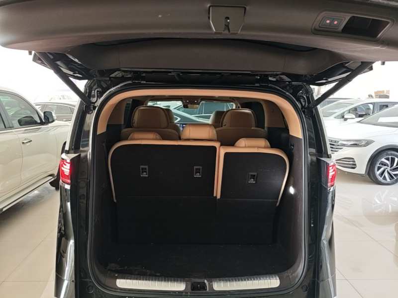 Used Denza D9 2025 Model DM-i Two-Wheel Drive Prestige Edition — 18