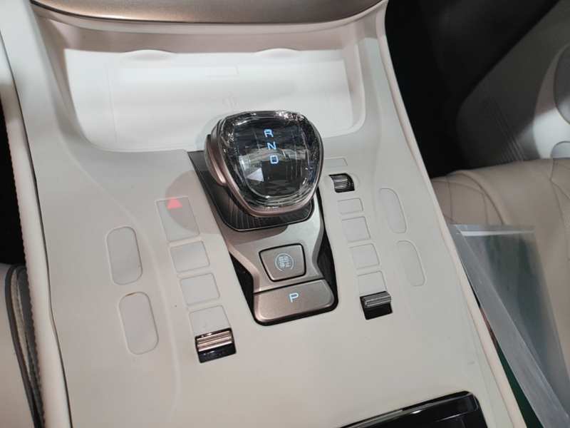 Used Denza D9 2022 EV 600 Four-Wheel Drive Prestige Model — 13