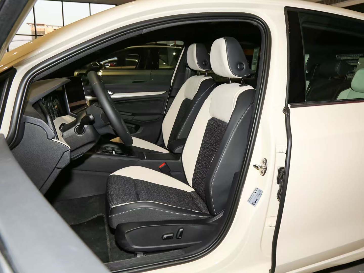 2026 Golf 300TSI R-Line — 9