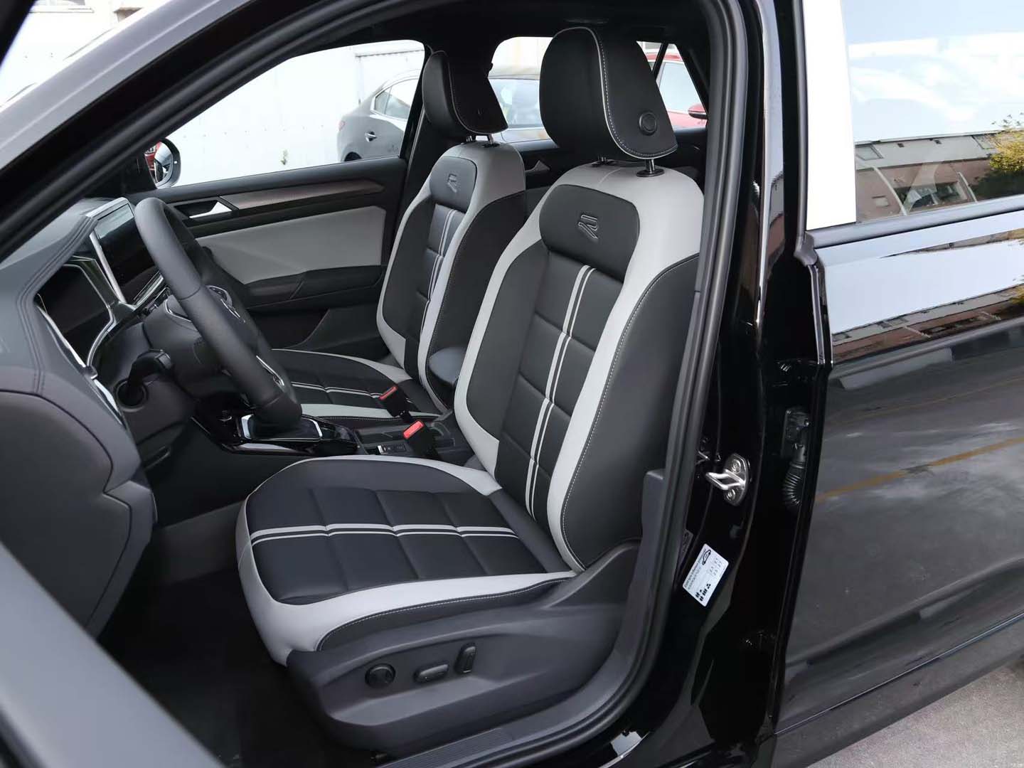 T-ROC 2026Model 300TSI DSG 2Drive Starlight Edition — 10