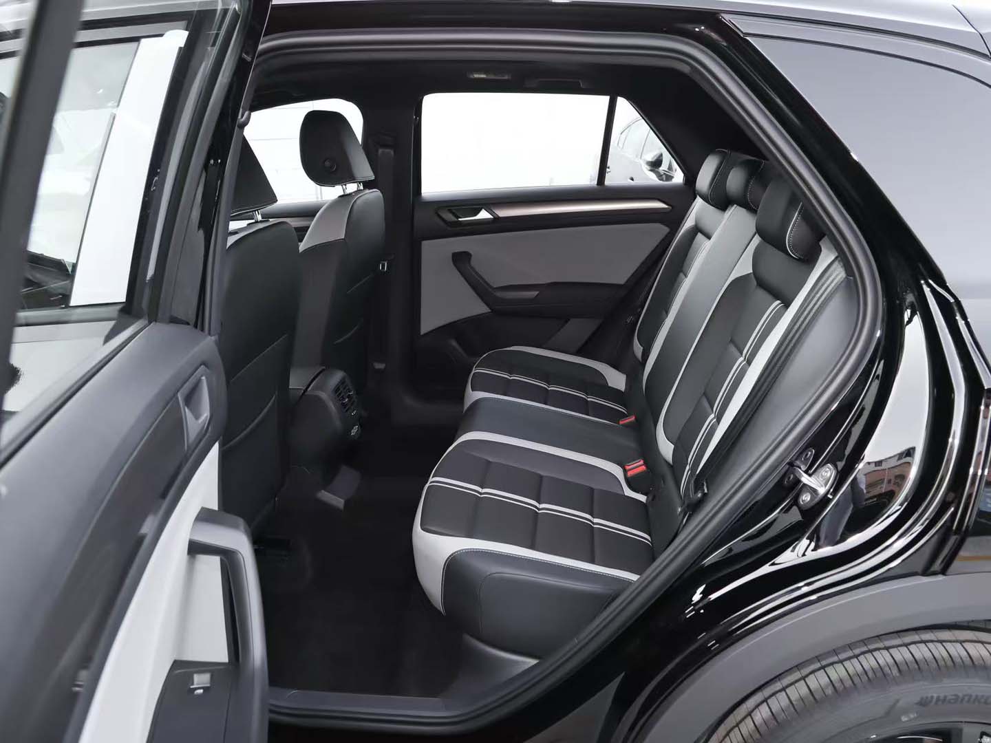 T-ROC 2026Model 300TSI DSG 2Drive Starlight Edition — 8