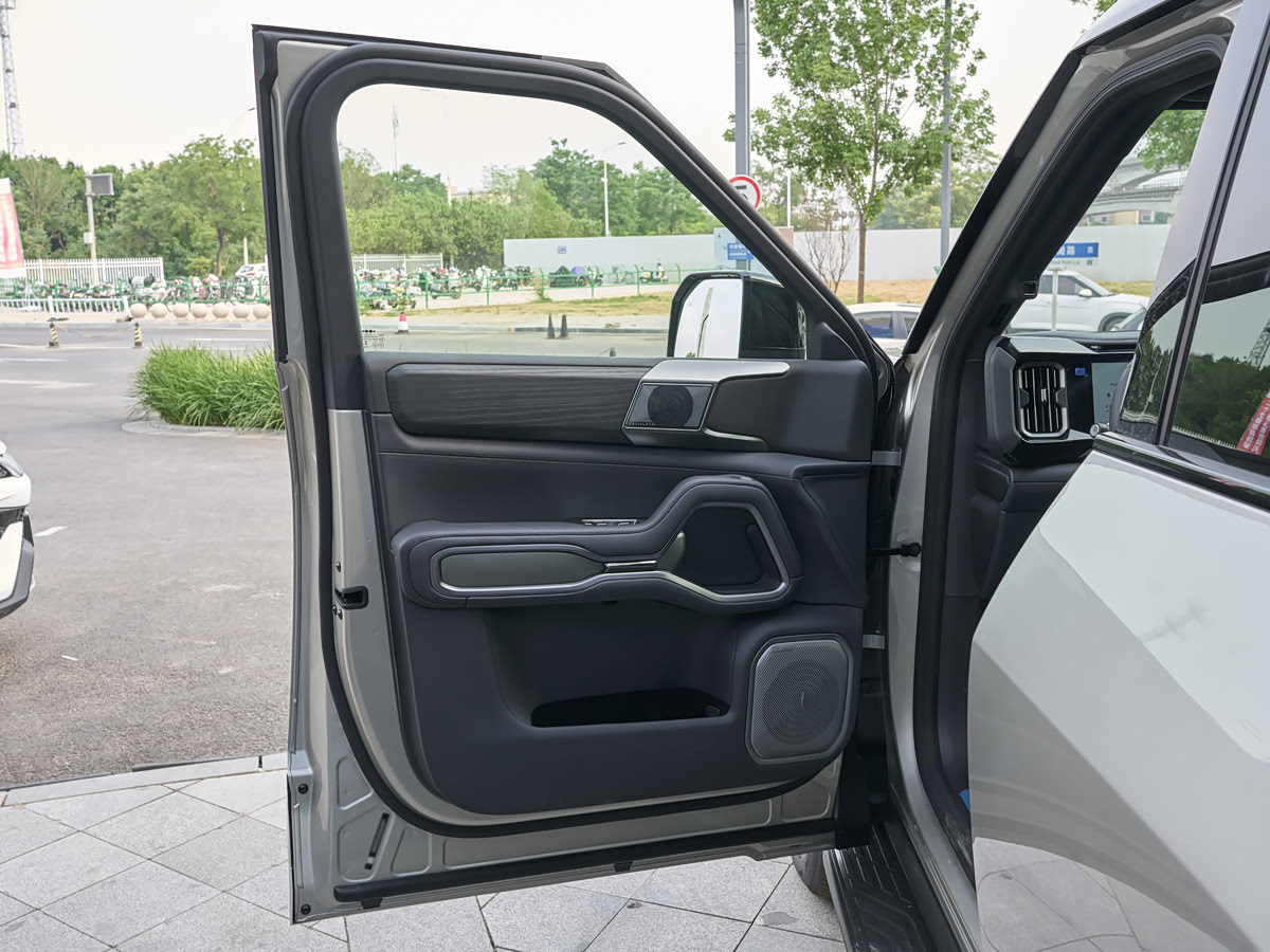 BYD Fangchengbao Bao 8 2025 Luxury 7-Seat — 7