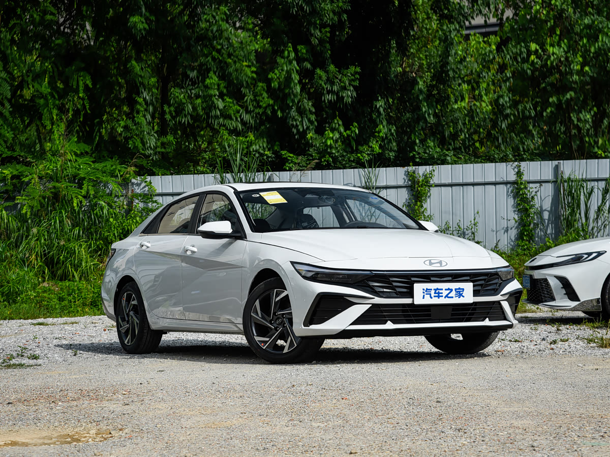 Hyundai Elantra 2026 1.5L CVT LUX Premium — 3