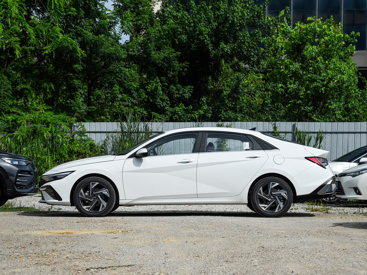 Hyundai Elantra 2026 1.5L CVT LUX Premium — 4