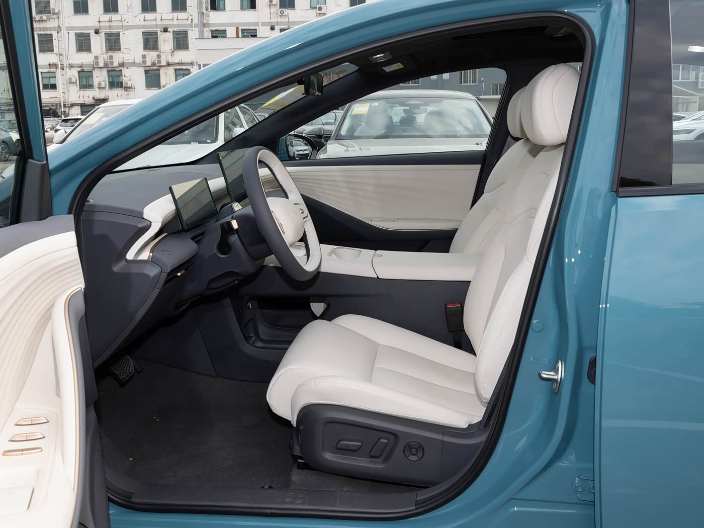 Nissan N6 2026 180Max+ EREV with Fridge — 6