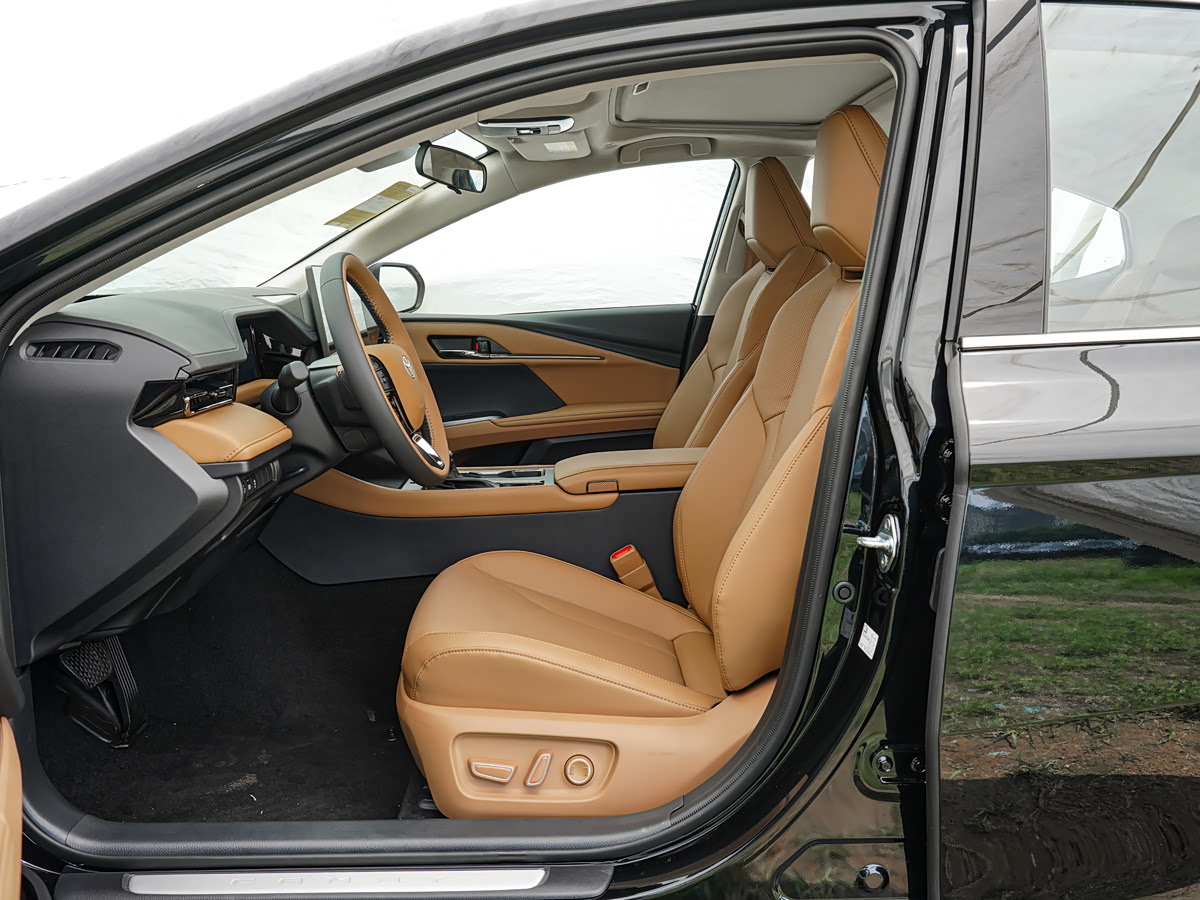 Toyota Camry 2025 2.0HXS Hybrid Sport — 7
