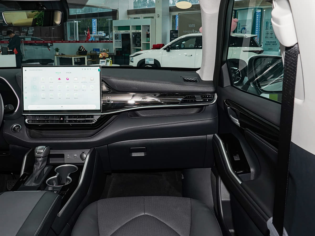 Toyota Highlander 2.5L Hybrid Luxury 7-Seat — 6