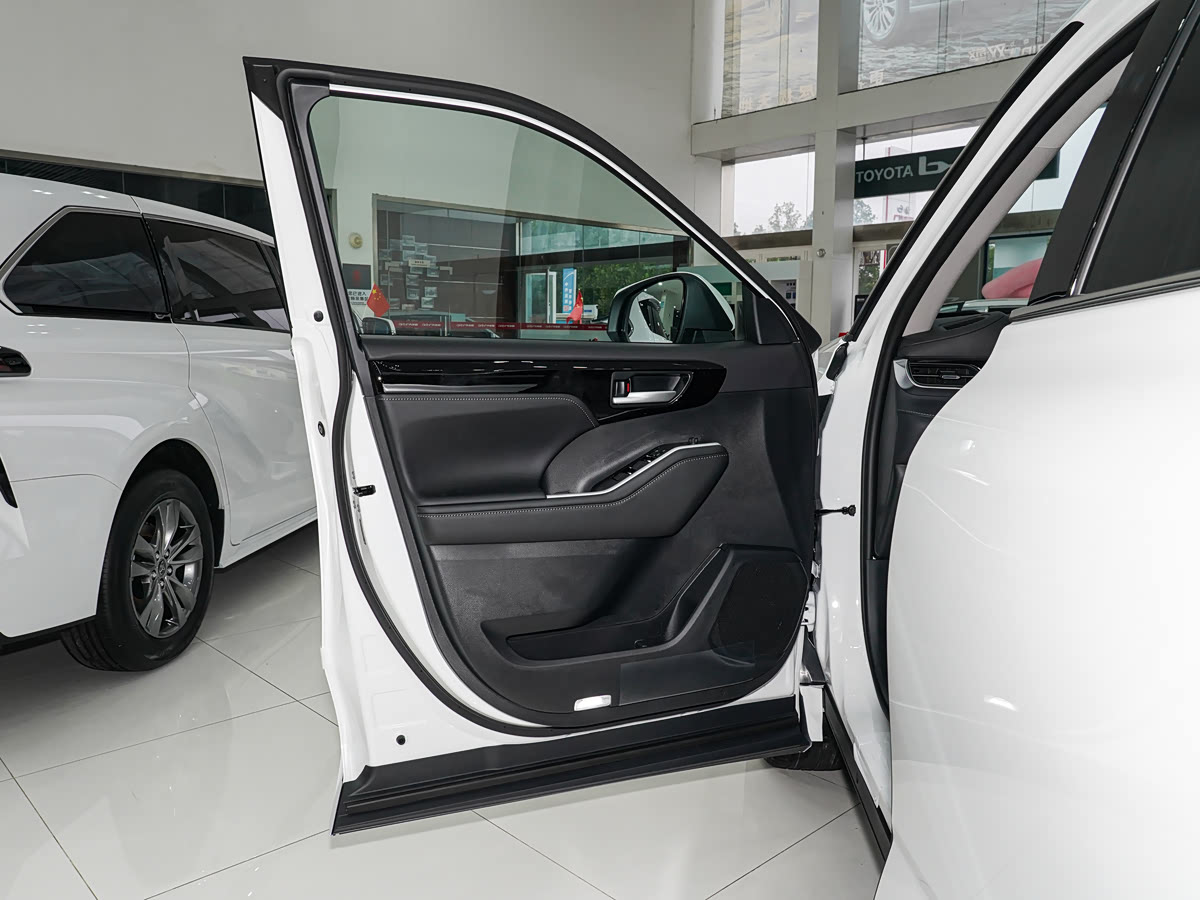 Toyota Highlander 2026 2.5L Hybrid AWD Luxury 7-Seat — 7