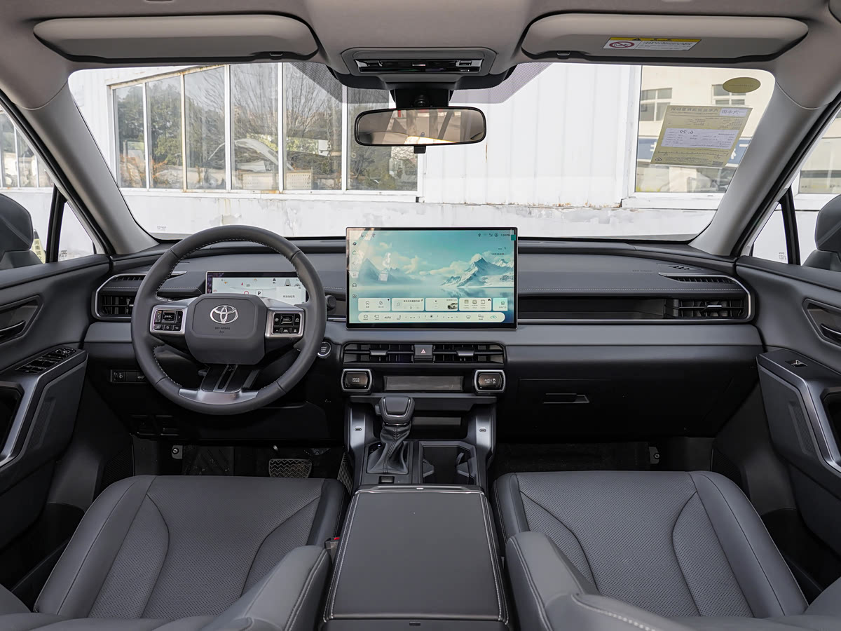 Toyota RAV4 2026 2.0L 4WD Luxury — 5