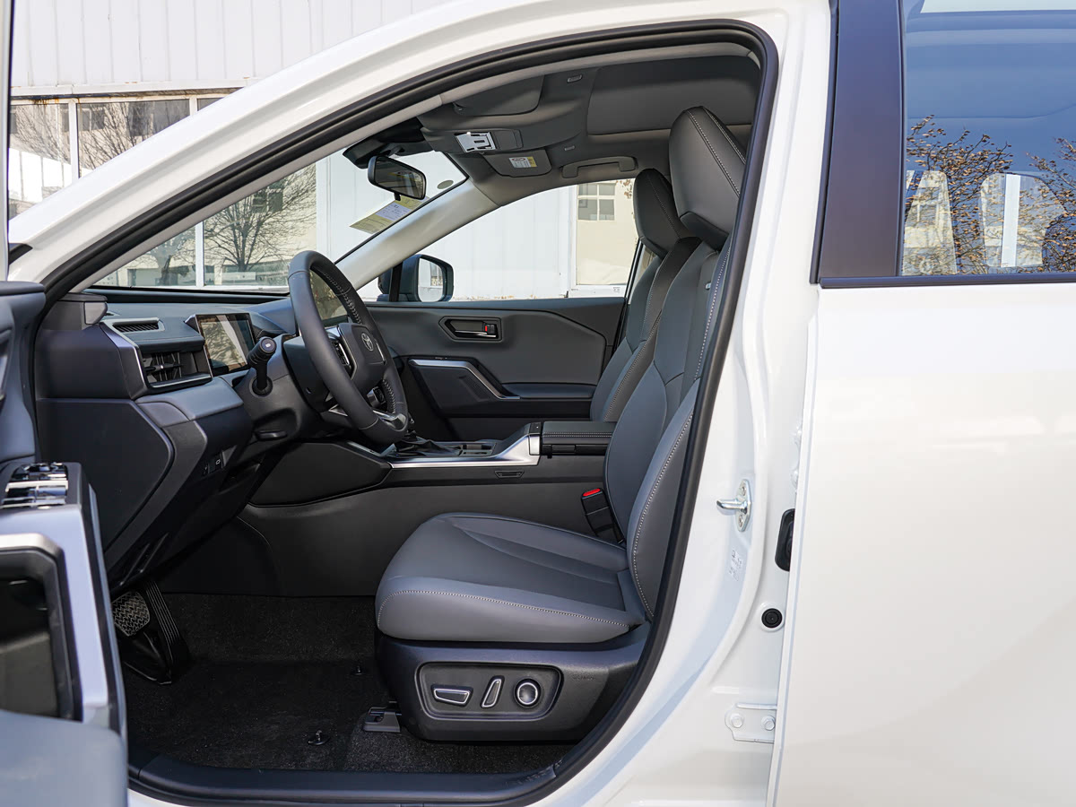Toyota RAV4 2026 2.0L 4WD Luxury — 7